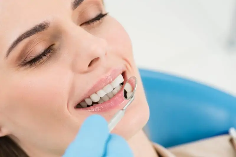 Frau bei der Zahnkontrolle Praxis Tepper